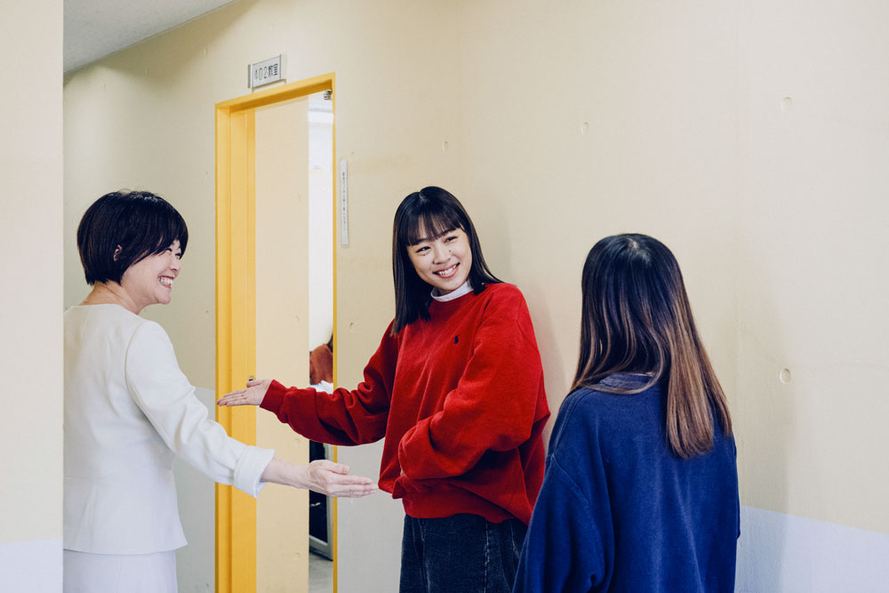 マナーの授業で、学生同士で場所を案内している様子