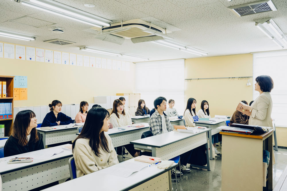 ブライダル・サービスコースの学生が、教室で授業を受けている様子