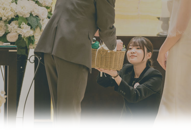 新郎役に指輪を渡しているブライダル・サービスコースの学生