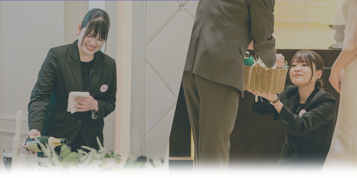 シャンパンを注いでいるブライダル・サービスコースの学生と新郎役に指輪を渡しているブライダル・サービスコースの学生