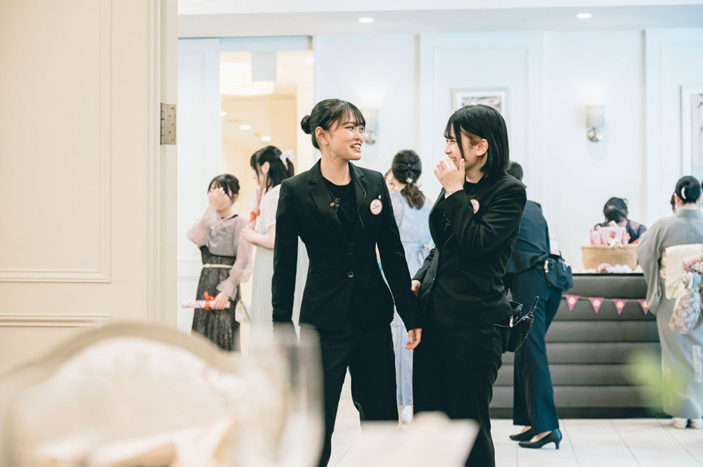 模擬結婚式で学生同士が会話をしている様子