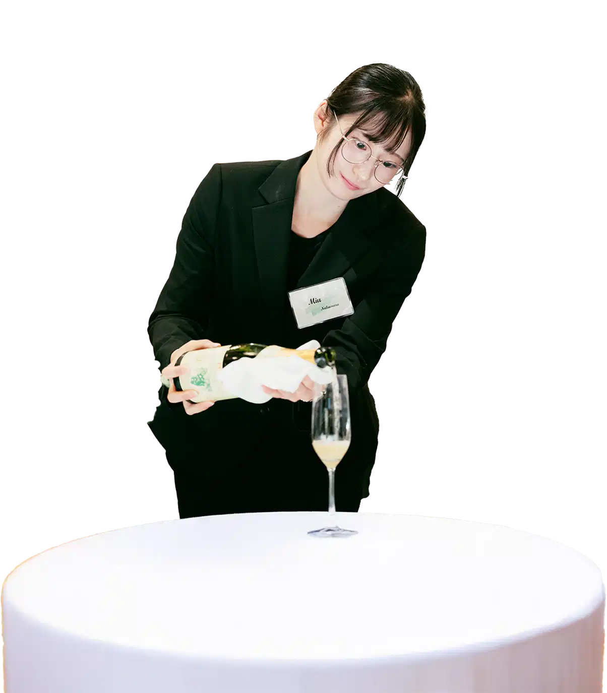 グラスに飲み物を注ぐデンビ学生の画像