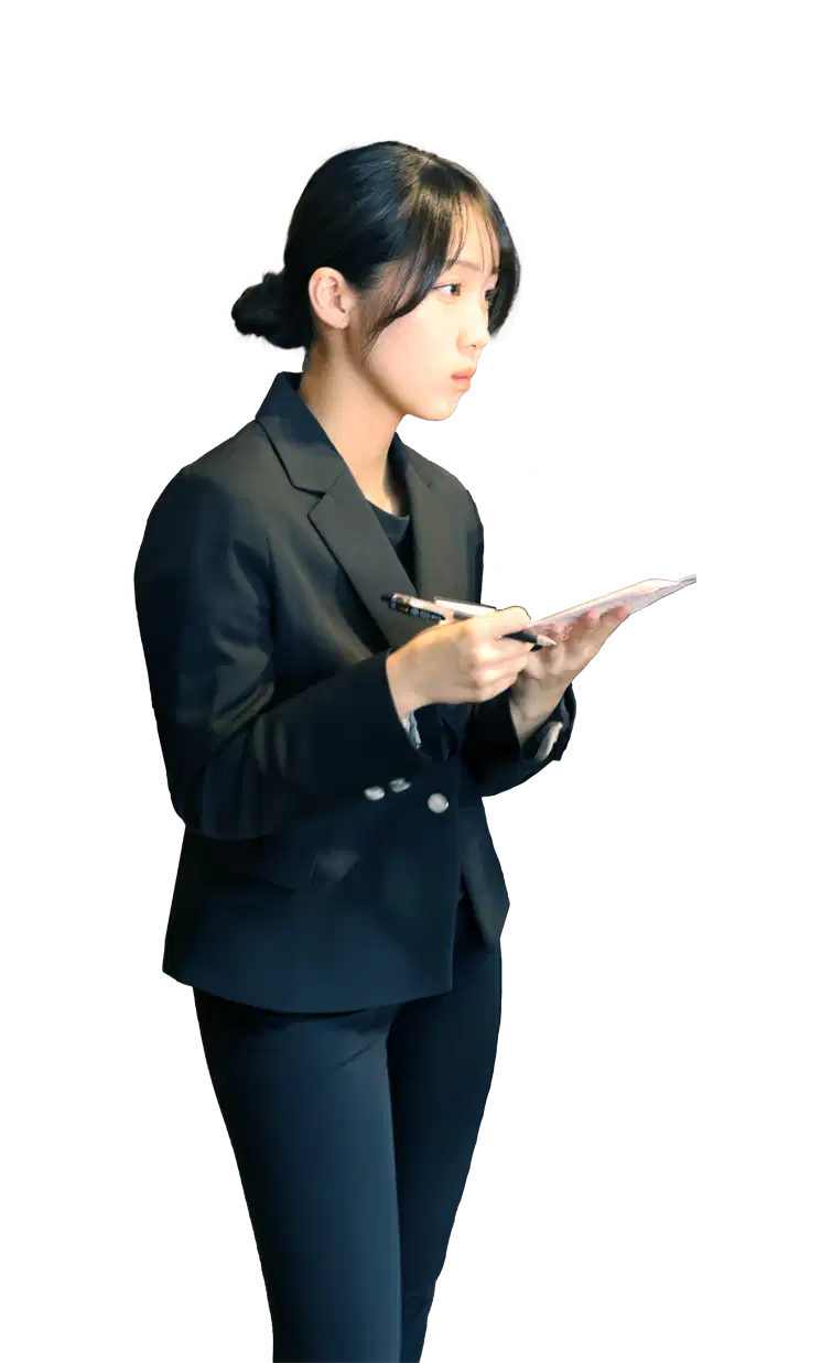 真剣な眼差しでメモを取るデンビ学生の画像