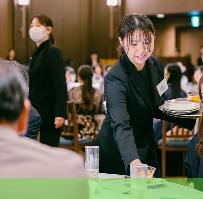 ホテルスタッフを目指すデンビ学生の画像