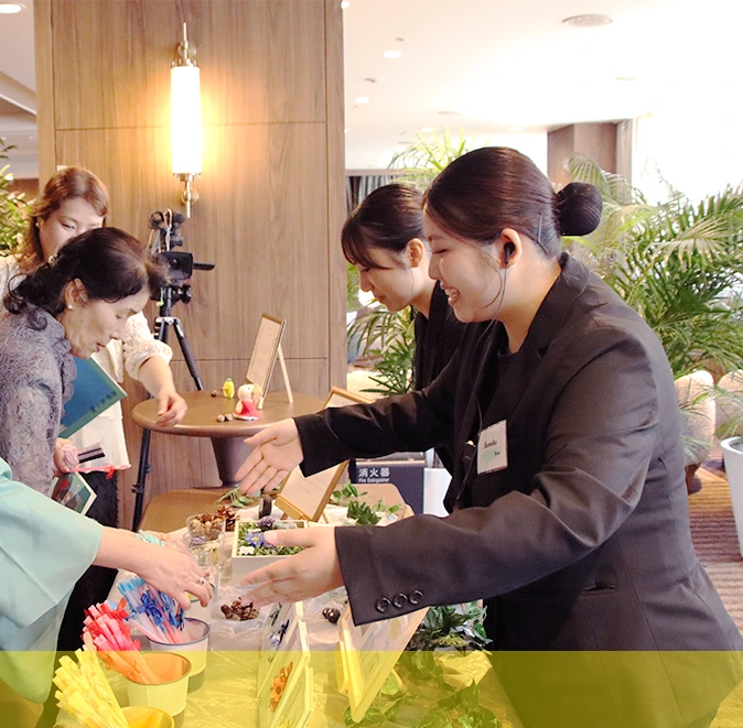 サービススタッフを目指すデンビ学生の画像