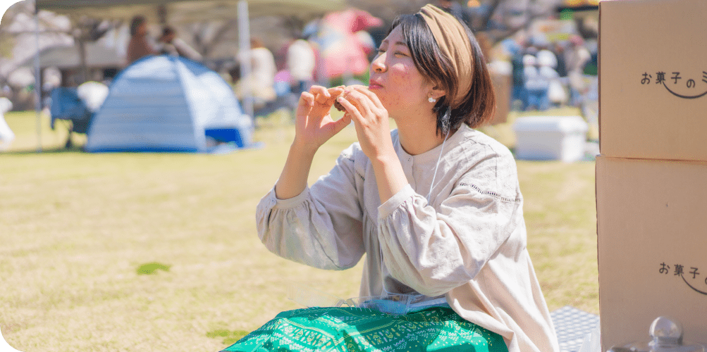 食べる女性