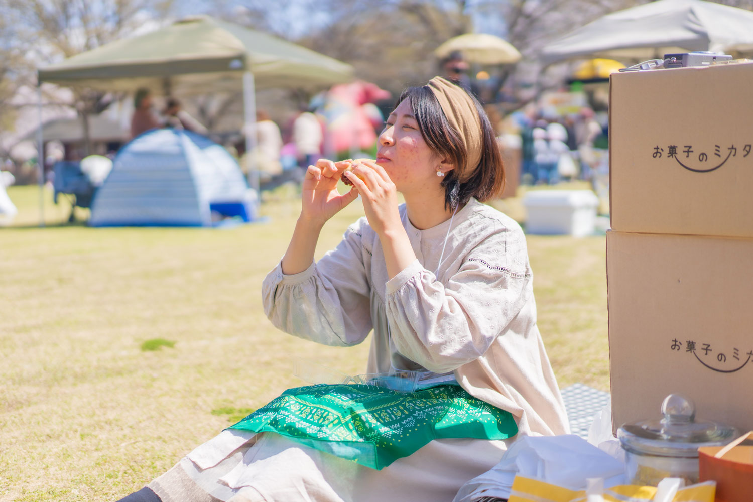 食事をしている女性の写真