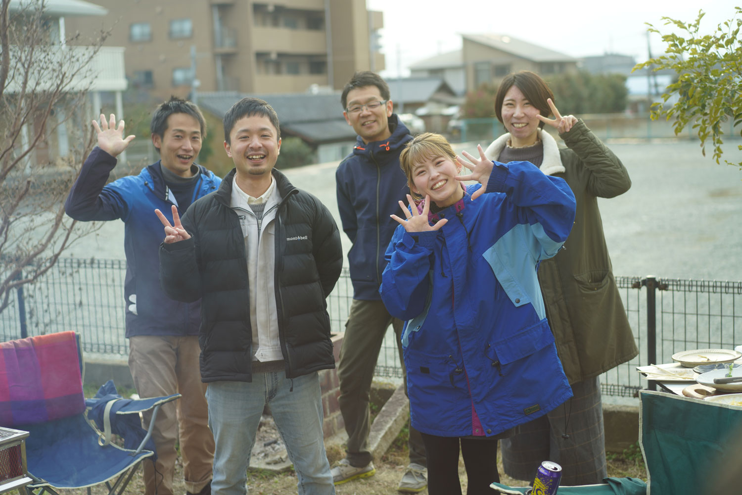 豆をよそっている土山さんと女性