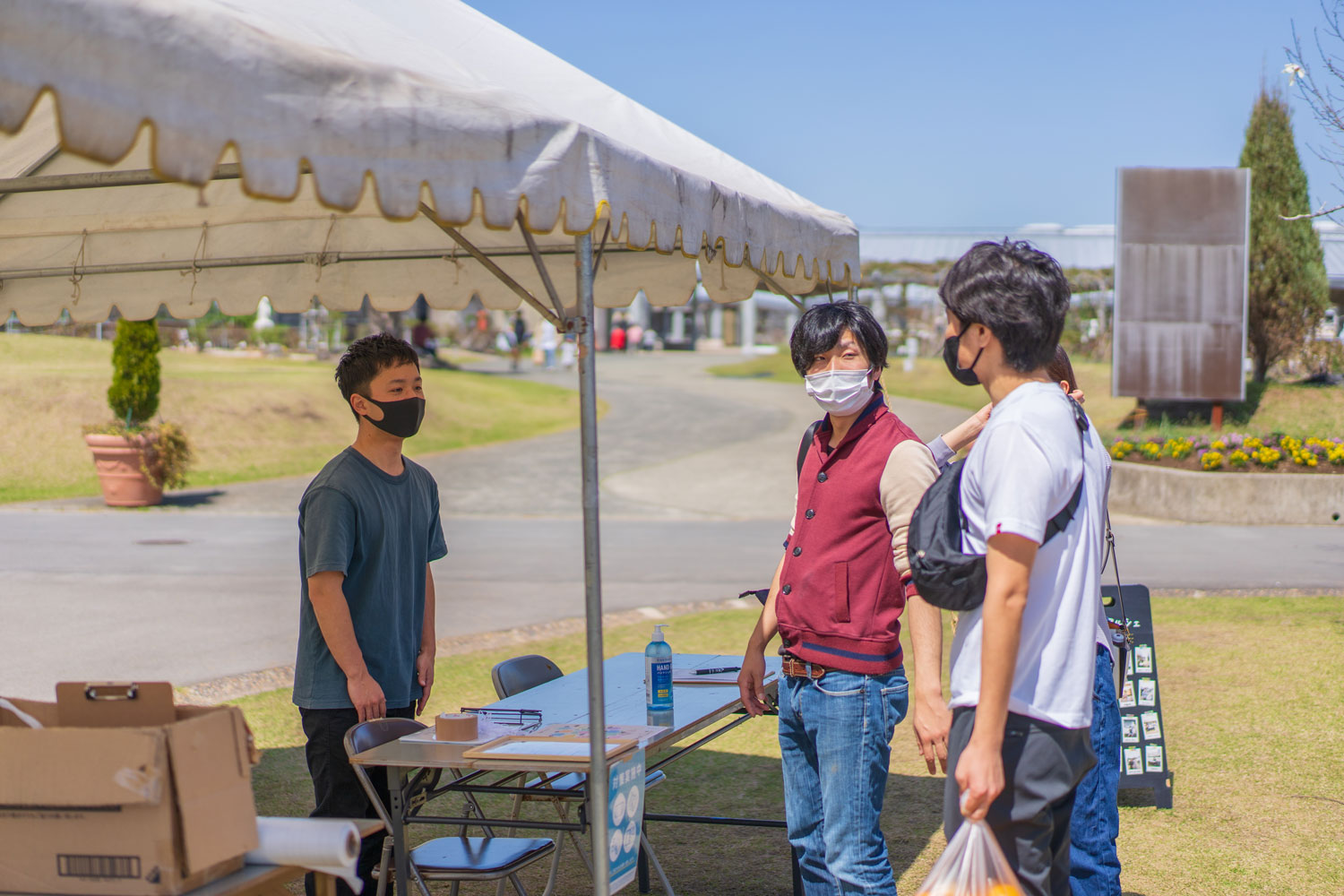 土山さんと3人の男性が会話している写真