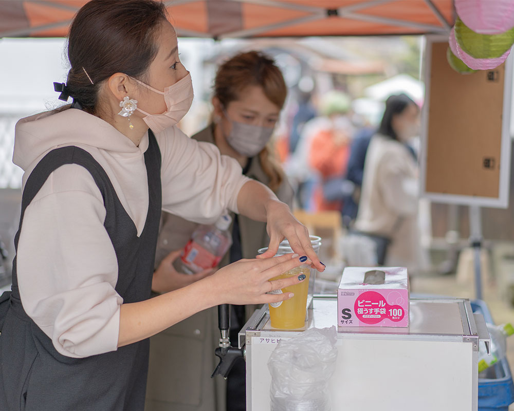 マルシェで飲み物を販売している様子