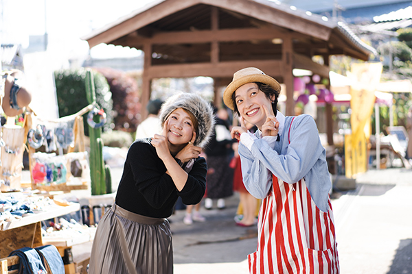 ファーストビュー2人で仲良くとっている画像