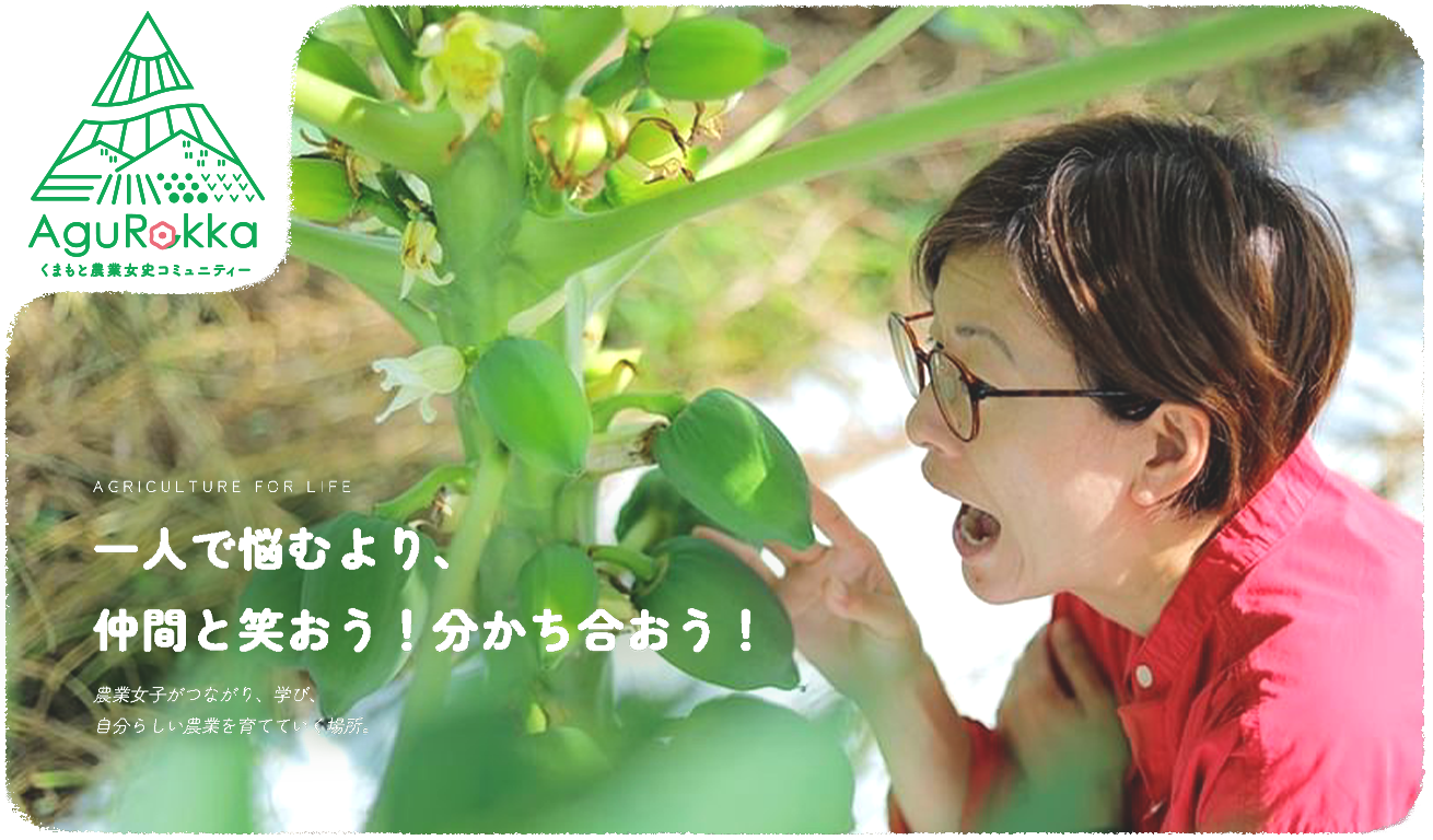 口を大きく開く女性