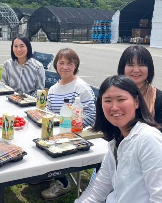 農業女史が屋外で交流している様子