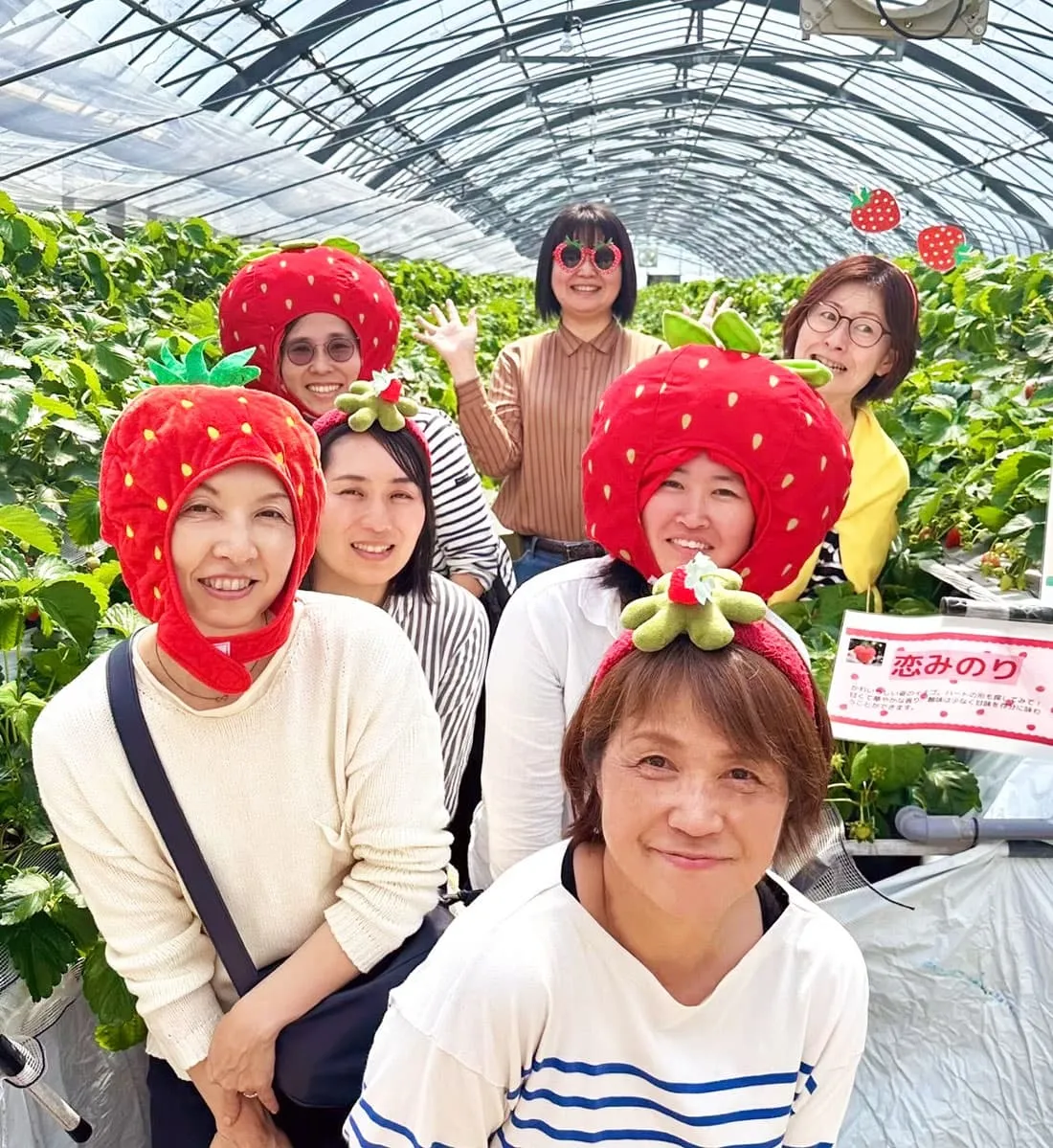 畑で作業している写真